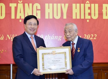 Trao tặng Huy hiệu 75 năm tuổi Đảng cho nguyên Phó Thủ tướng, Bộ trưởng Ngoại giao Nguyễn Mạnh Cầm