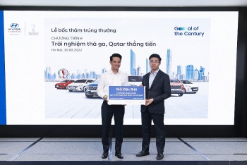 3 khách hàng lái thử xe Hyundai trúng cặp vé xem World Cup 2022