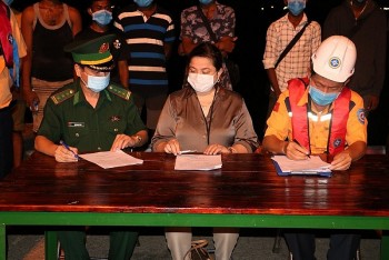 Đưa 305 công dân Sri Lanka trôi dạt trên vùng biển Việt Nam vào bờ an toàn