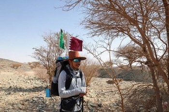 Đi bộ vượt sa mạc để xem World Cup 2022