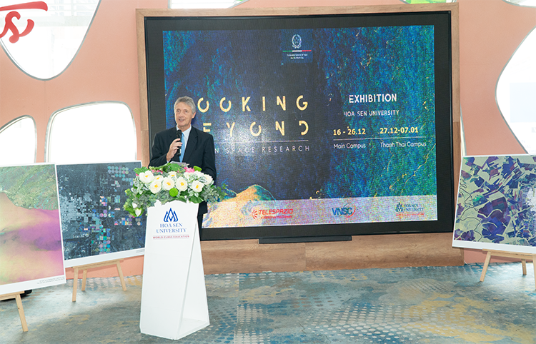 Khai mạc triển lãm tranh “Looking Beyond” tại TP. Hồ Chí Minh