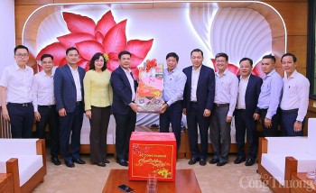 Bộ trưởng Bộ Công Thương Nguyễn Hồng Diên thăm, chúc Tết Trường Đại học Công nghiệp Thực phẩm TP. Hồ Chí Minh