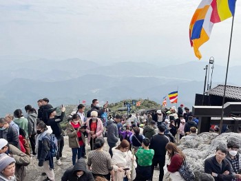 Khách du lịch đến Quảng Ninh tăng mạnh trong những ngày đầu năm