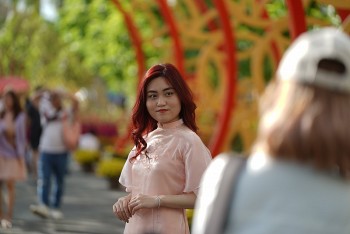 Người dân Sài Gòn nô nức “check-in” đường hoa Tết