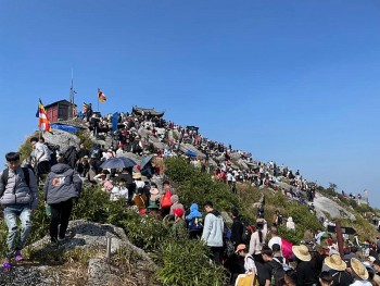 Quảng Ninh: Lượng khách đến du lịch tâm linh tăng mạnh