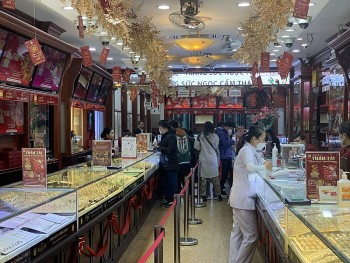 Giá vàng SJC neo mức hơn 66 triệu đồng, vàng thế giới tiếp đà lao dốc