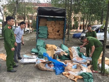 Quảng Trị: Phát hiện gần 6 tấn thịt bị thối rữa đang vận chuyển đi tiêu thụ