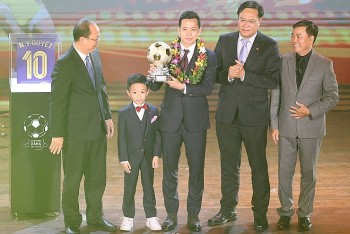 Nguyễn Văn Quyết giành Quả bóng vàng Việt Nam 2022 cho nam