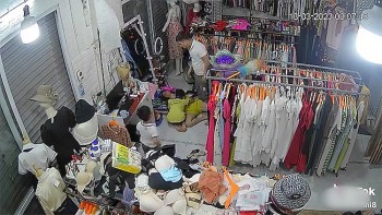 Cậu bé gào khóc cầu xin bố đừng đánh mẹ khiến người xem “đứt từng khúc ruột”