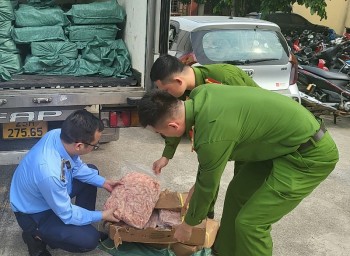 Lạng Sơn: Thu giữ hàng tấn chân gà rút xương đông lạnh