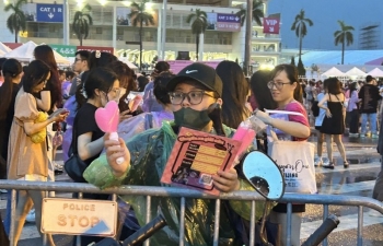 Không khí trước giờ G concert Born Pink của Blackpink: Hà Nội mưa, đủ dịch vụ “ăn theo”