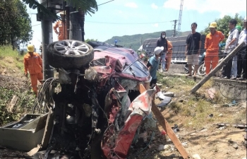 Khánh Hòa: Xe ô tô tông vào trụ biến áp, 4 người bị thương