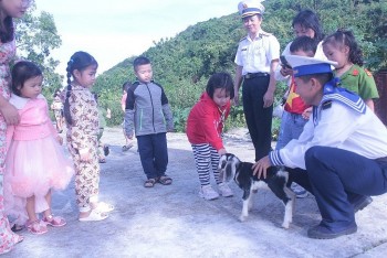 Nâng bước trẻ em đảo Bình Ba đến trường