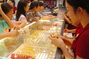 Giá vàng nhẫn tròn trơn vượt mốc 59 triệu đồng/lượng, giá vàng thế giới bùng nổ