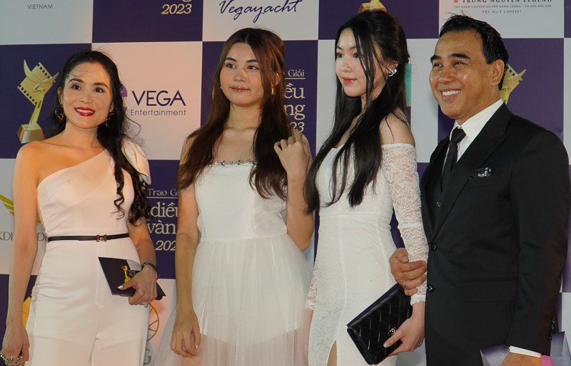 Gia đình nghệ sĩ Quyền Linh cùng dàn sao Việt hội ngộ tại Cánh diều Vàng 2023