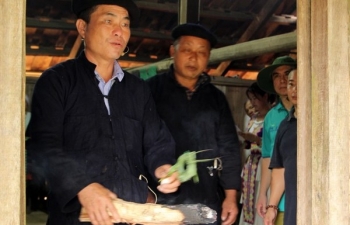 Nghi lễ mời, đón, rước thần giữ lửa của người Mông