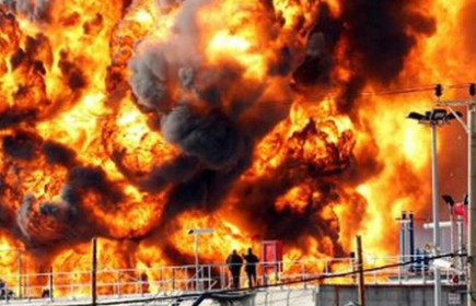 Nổ nhà máy lọc dầu lớn nhất Iran, giá dầu thế giới tăng vọt