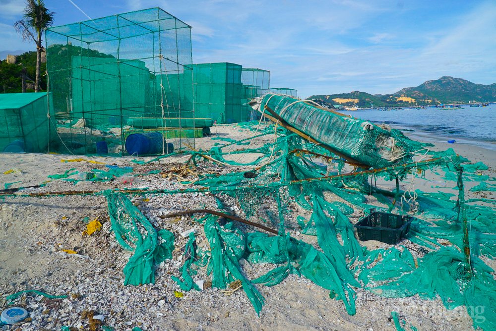 Rác thải 'tấn công' bờ biển Cam Ranh