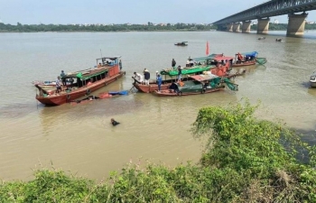 Sà lan va chạm với tàu cá trên sông Hồng, một người tử vong