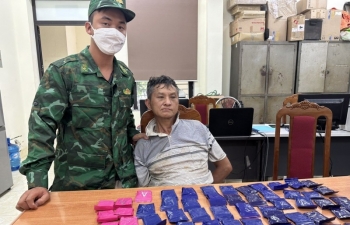 Bắt đối tượng mang theo một bao tải chứa 12.000 viên ma túy