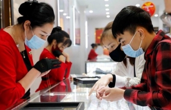 Giá vàng đột ngột giảm nhanh, người dân tăng mua tích trữ