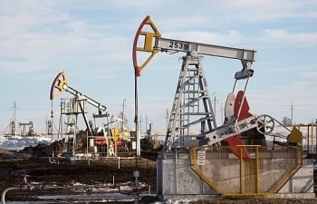 Giá dầu giảm hơn 2% do lo ngại về nguồn cung giảm bớt