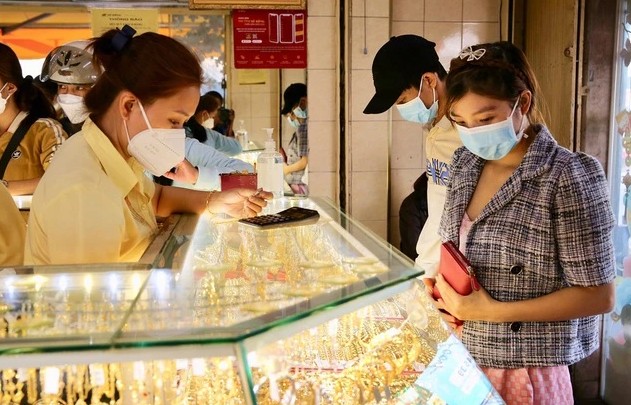 Giá vàng giảm không ngừng, các nhà đầu tư dài hạn “dửng dưng”