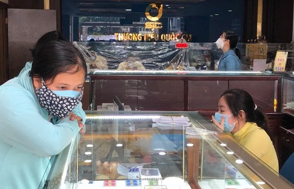 Giá vàng giảm, nhà đầu tư “nhanh tay” chốt lời, chuyển hướng kinh doanh