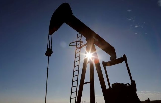 Giá dầu tăng gần 2% do lo ngại nguồn cung thắt chặt