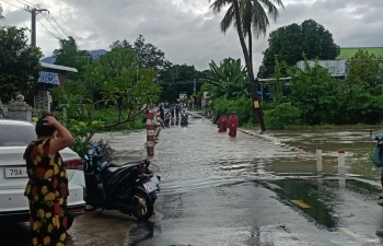 Nhiều nơi ở Khánh Hòa ngập sâu do mưa lớn