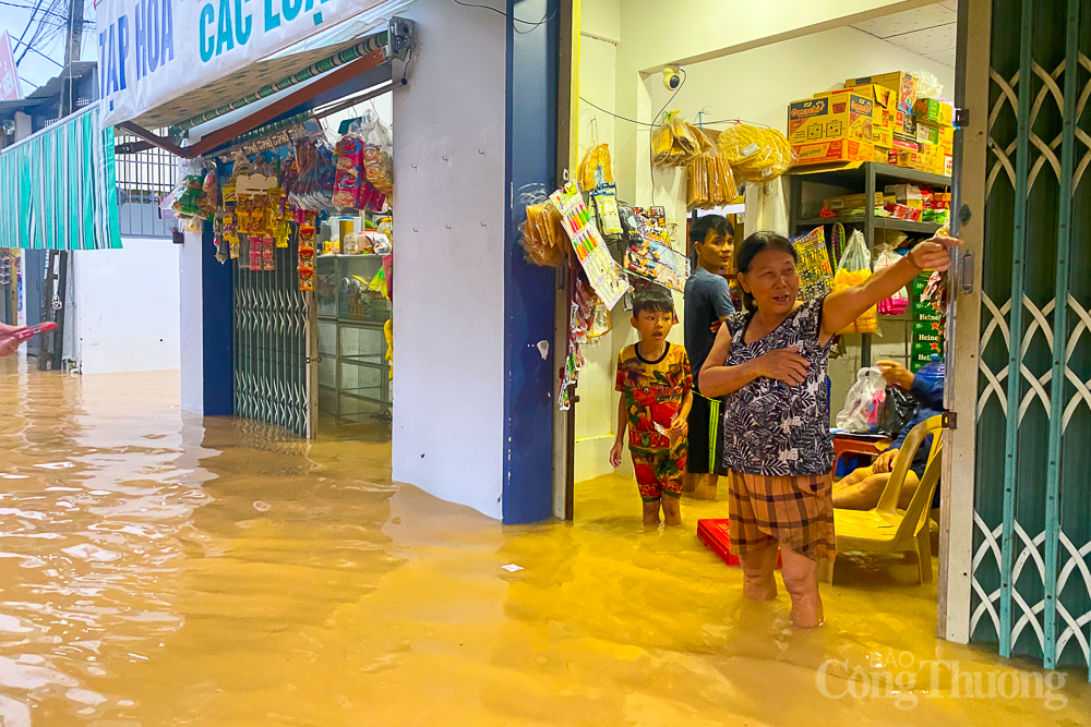 Nước lũ chưa rút, người dân vùng ngập Nha Trang lo đợt lũ mới