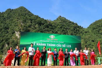 Hoà Bình: Khánh thành cầu bản Mọc tiếp bước học sinh vùng cao đến trường