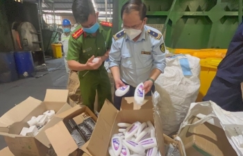 TP. Hồ Chí Minh: Tiêu hủy hàng chục nghìn sản phẩm giả mạo nhãn hiệu, không rõ nguồn gốc xuất xứ