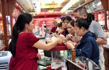 Vay tiền mua vàng đầu cơ, nhiều người lo mất ăn mất ngủ