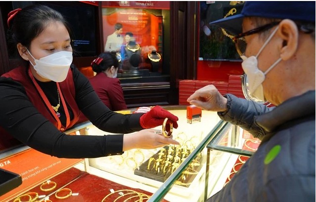 Giá vàng lên xuống liên tục, nhà đầu tư lỗ cả triệu đồng mỗi giờ