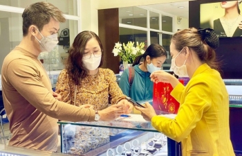 Giá vàng nhích nhẹ, nhà đầu tư băn khoăn