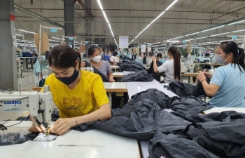 Công nhân ở miền núi Hòa Bình ngóng chờ thưởng Tết