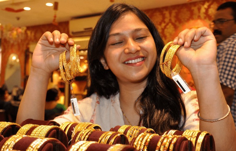 Giá vàng giảm bất ngờ, nhà đầu tư băn khoăn có nên rút tiết kiệm mua vàng dự trữ