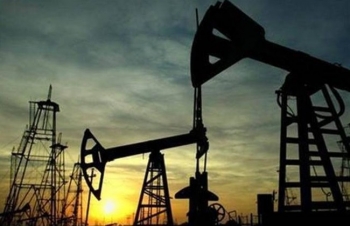 Giá dầu bật tăng gần 2% do lo ngại nguồn cung gián đoạn tại Biển Đỏ