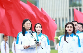 Đại biểu Đại hội toàn quốc Hội Sinh viên Việt Nam báo công dâng Bác