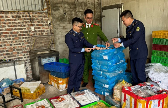 Cao Bằng: Phát hiện cơ sở livestream bán thực phẩm không rõ nguồn gốc