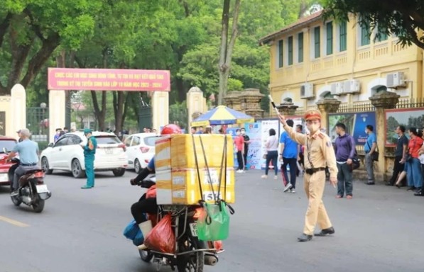 Xử lý nghiêm phụ huynh học sinh đưa đón con vi phạm an toàn giao thông