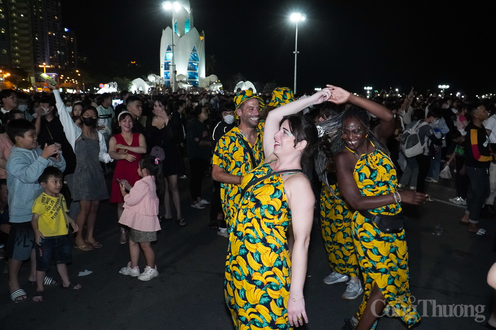 Nha Trang: Hàng chục nghìn người đến quảng trường 'đếm ngược' năm mới