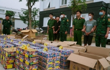 Long An: Vận chuyển gần 1 tấn pháo lậu để lấy công 2,2 triệu đồng
