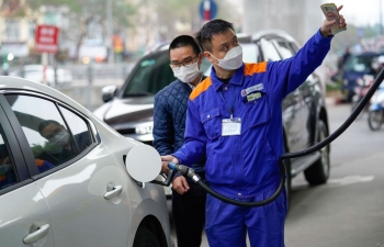 Vì sao giá xăng đồng loạt tăng mạnh, RON 95 vượt mức 25.000 đồng/lít?