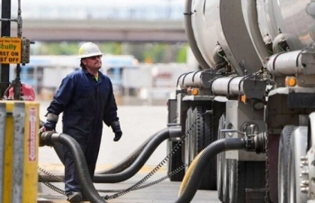 Giá dầu bất ngờ tăng vọt