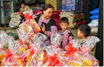 Theo chân đồng bào Mông xuống chợ phiên Pà Cò ngày giáp Tết