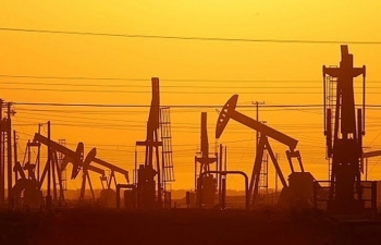 Giá dầu giảm phiên thứ ba liên tiếp trước sự tăng vọt của đồng USD