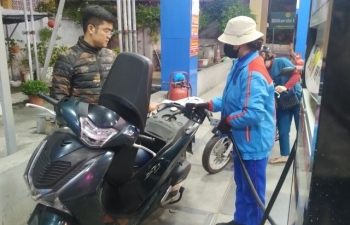 Vì sao giá xăng dầu trong nước chiều nay đồng loạt tăng trở lại sau Tết?