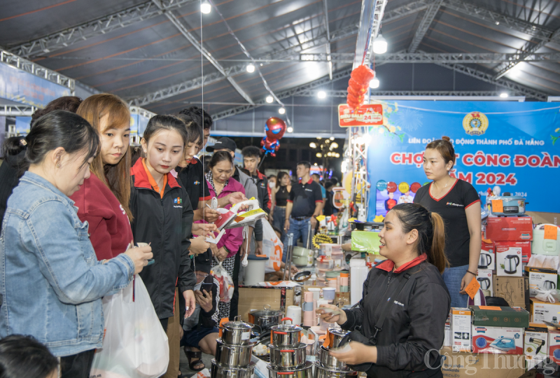 Đà Nẵng: Công nhân, người lao động tấp nập mua sắm Tết sớm tại Chợ Tết Công đoàn 2024